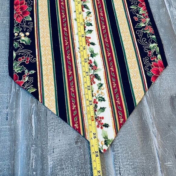 Vintage Christmas Holiday Poinsettia Table Runner Mat - Picture 2 of 3